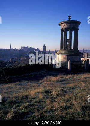 Royaume-Uni, Écosse, Édimbourg, Monument à Dugald Stuart sur Calton Hill, Calton Hill offre une vue imprenable sur Princess Street et la ville. Banque D'Images