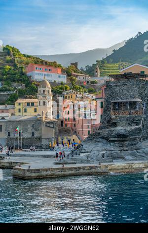 Paysage autour de Vernazza, une petite ville dans une zone côtière nommée Cinque Terre en Ligurie, situé dans le nord-ouest de l'Italie Banque D'Images