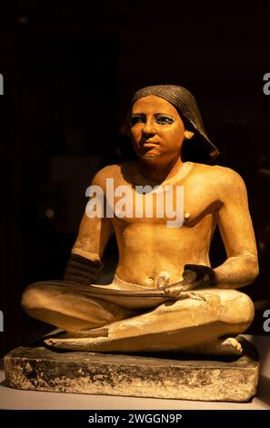 Figurine égyptienne d'un scribe assis Banque D'Images