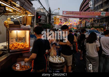 Bangkok, Thaïlande. 3 février 2024. Les gens font la queue pour de la pâte frite avant les célébrations du nouvel an chinois à Bangkok, en Thaïlande, le samedi 3 février 2024. (Crédit image : © Andre Malerba/ZUMA Press Wire) USAGE ÉDITORIAL SEULEMENT! Non destiné à UN USAGE commercial ! Banque D'Images