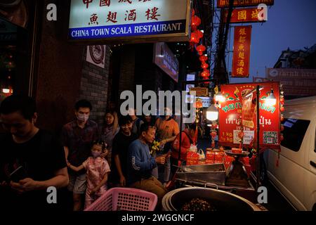 Bangkok, Thaïlande. 3 février 2024. Les gens passent devant un stand de vendeur de rue décoré de lanternes rouges et de boîtes à emporter avant les célébrations du nouvel an chinois à Bangkok, en Thaïlande, le samedi 3 février 2024. (Crédit image : © Andre Malerba/ZUMA Press Wire) USAGE ÉDITORIAL SEULEMENT! Non destiné à UN USAGE commercial ! Banque D'Images