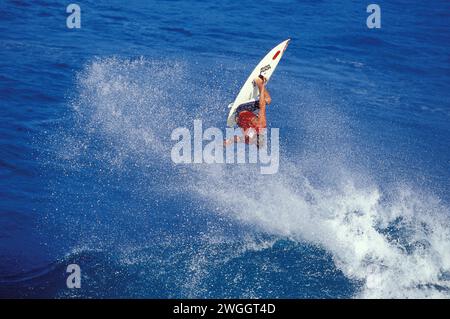 Remorquer le surf de grosses vagues à Hawaï Banque D'Images