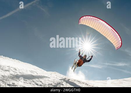 Homme vitesse volant en hiver dans les Alpes autrichiennes, Kitzbuhel, Tyrol, Autriche Banque D'Images