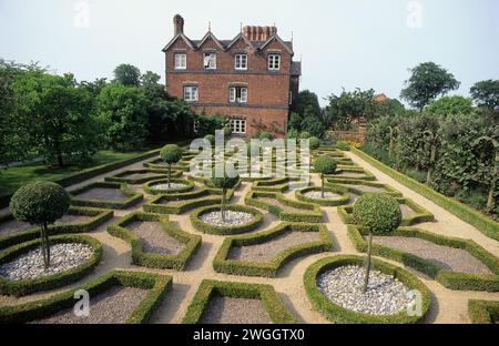 Royaume-Uni, Staffordshire, Moseley Old Hall et le célèbre jardin de noeuds, géré par le National Trust. Banque D'Images