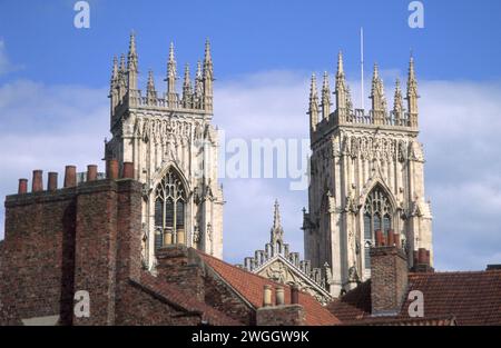 UK, Yorkshire, York, les tours de York Minster et les pots de cheminée de York contemporain, comparaison dans les détails architecturaux. Banque D'Images