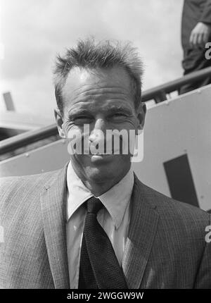 19 juin 1963. Amsterdam, pays-Bas. Charlton Heston arrive aux pays-Bas pour assister au premier film '55 Days Beijing' ('55 Days at Beijing') Banque D'Images