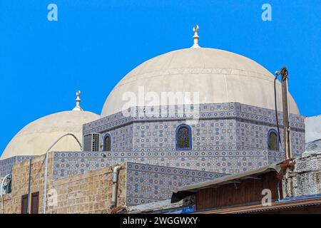 TEL AVIV, ISRAËL - 17 SEPTEMBRE 2017 : voici les dômes de la mosquée Al Mahmudiya à Jaffa. Banque D'Images