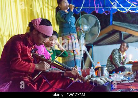PAI, Thaïlande-04 avril 2023 : les artistes locaux jouent des instruments traditionnellement utilisés depuis des siècles en Asie du Sud-est, à une exposition de la culture antique de n Banque D'Images