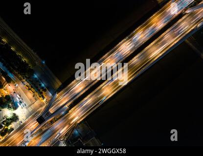 La nuit, les ponts sur la rivière Han à Wuhan sont éclairés par des lampadaires orange. Banque D'Images