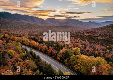 Une autoroute de montagne aux couleurs vives de l'automne dans le New Hampshire Banque D'Images