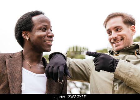 deux amis multiethniques dans la rue Banque D'Images