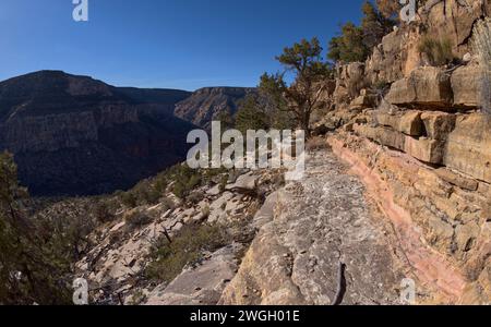 Chute d'eau sèche au-dessus de Waldron Canyon au Grand Canyon AZ Banque D'Images