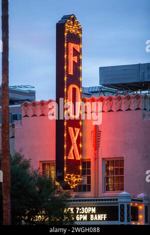 Panneau lumineux au néon géant de théâtre Fox vertical Banque D'Images