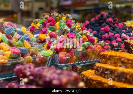 Gros plan d'un mélange multicolore de bonbons à base de marmelade turque. Vases colorés avec des bonbons dans la pâtisserie. Istanbul, Turquie Banque D'Images