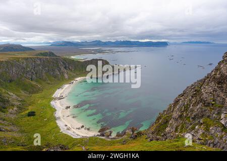 vue panoramique sur les eaux côtières depuis le sommet de la montagne Banque D'Images