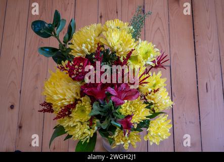 Bouquet printanier jaune et rouge de fleurs sur fond clair. Banque D'Images