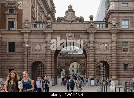 Stockholm, Suède - 25 juillet 2023 : vue sur Stallbron jusqu'au Riksgatan et le Parlement (Riksdagshuset), Stockholm, Suède Banque D'Images