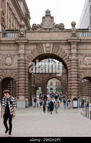 Stockholm, Suède - 25 juillet 2023 : vue sur Stallbron jusqu'au Riksgatan et le Parlement (Riksdagshuset), Stockholm, Suède Banque D'Images