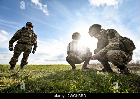 Non exclusif : ZAPORIZHZHIA, UKRAINE - 2 FÉVRIER 2024 - Servicemen of the Vykhor. Peloton du complexe aérien de combat sans pilote Dnipro du 108e séparat Banque D'Images