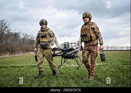 Non exclusif : ZAPORIZHZHIA, UKRAINE - 2 FÉVRIER 2024 - Servicemen of the Vykhor. Peloton du complexe aérien de combat sans pilote Dnipro du 108e séparat Banque D'Images