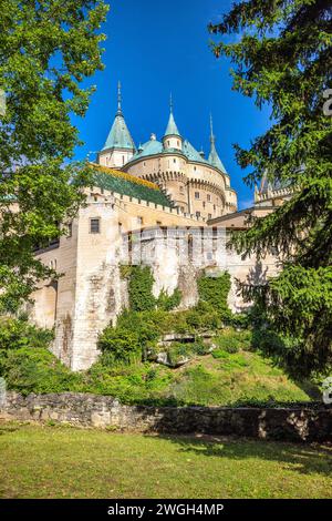 Château de Bojnice, un château médiéval dans la ville de Bojnice, Slovaquie, Europe. Banque D'Images