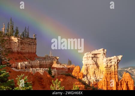 Bryce canyon avec des hoodoos spectaculaires au lever du soleil avec arc-en-ciel Banque D'Images