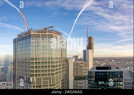 Vue aérienne panoramique de Francfort avec un nouveau gratte-ciel en construction Banque D'Images