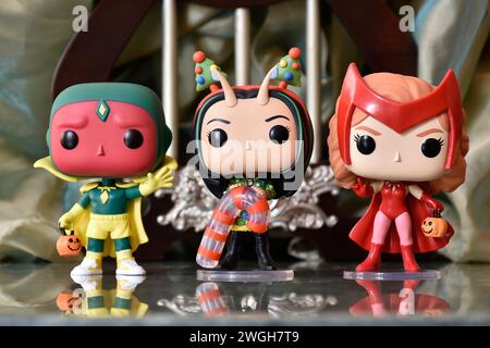 Figurines Funko Pop des super-héros Marvel Wanda, Vision en costumes d'Halloween et Mantis des gardiens de Noël de la Galaxie. Banque D'Images