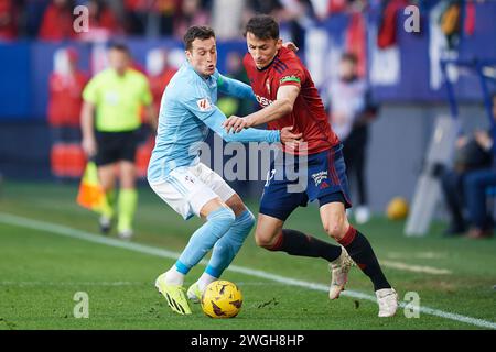 Ante Budimir de CA Osasuna dut pour le ballon avec Javier Manquillo Gaitan de RC Celta lors du match LaLiga EA Sports entre CA Osasuna et RC CEL Banque D'Images