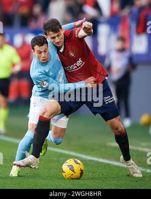 Ante Budimir de CA Osasuna dut pour le ballon avec Javier Manquillo Gaitan de RC Celta lors du match LaLiga EA Sports entre CA Osasuna et RC CEL Banque D'Images