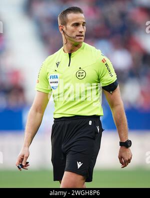 L’arbitre espagnol Javier Alberola Rojas regarde lors du match LaLiga EA Sports entre CA Osasuna et RC Celta au stade El Sadar le 04 février 2 Banque D'Images