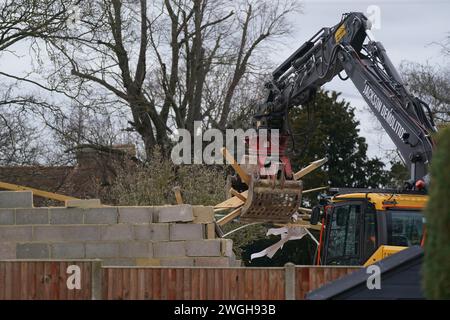 Les travaux se poursuivent pour démolir un bloc de piscines thermales non autorisées chez Hannah Ingram-Moore, la fille du regretté capitaine Sir Tom Moore, à Marston Moretaine, Bedfordshire. Date de la photo : lundi 5 février 2024. Banque D'Images