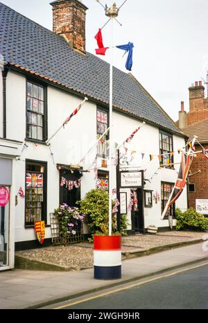 Drapeaux et banderole décorant la rue pour les célébrations du jubilé d'argent de la reine Elizabeth 1977, Southwold, Suffolk, Angleterre, Royaume-Uni Banque D'Images