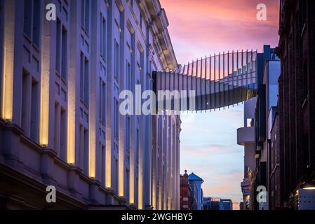 Le pont de l'aspiration au-dessus de Floral Street reliant l'école de ballet Royal Opera House. Il a été conçu par Wilkinson Eyre Architects, Banque D'Images