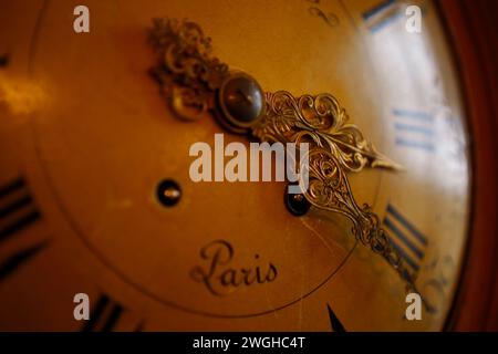 Les aiguilles complexes d'une horloge vintage bien conçue font allusion à l'élégance intemporelle d'une époque révolue à Paris. Banque D'Images