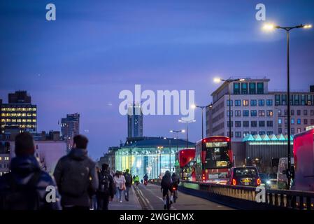 Heure de pointe sur Waterloo Bridge, Londres, Angleterre, Royaume-Uni Banque D'Images