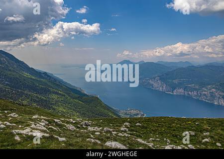 Vue aérienne du lac de Garde, du sommet du Monte Baldo, Malcesine, Italie, Europe avec espace copie Banque D'Images