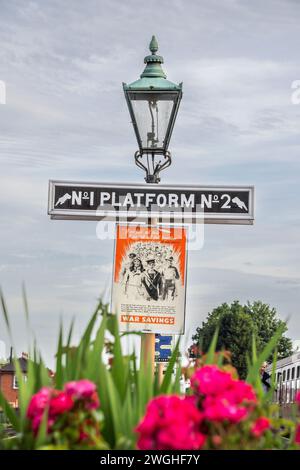 Si nous échouons - tout échoue, si nous tombons - tout tombe ensemble. Affiche d'épargne de guerre sur un poteau de plate-forme de lampe à gaz de chemin de fer. Banque D'Images