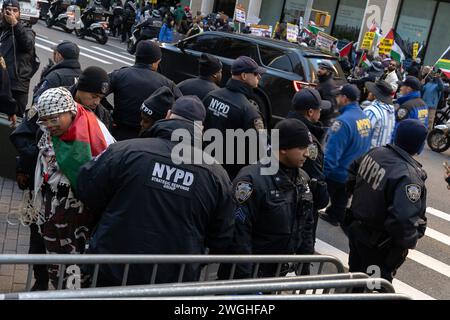 New York, États-Unis. 04th Feb, 2024. Un manifestant palestinien est arrêté alors qu'un homme portant une chemise avec le drapeau israélien est escorté par des agents des ressources communautaires du NYPD lors d'une marche en faveur de la Palestine et contre l'application par le NYPD des lois interdisant aux manifestants d'utiliser des systèmes de sonorisation électroniques sans permis. (Photo de Derek French/SOPA images/SIPA USA) crédit : SIPA USA/Alamy Live News Banque D'Images