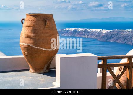 Amphore grecque dans le paysage de Santorin Banque D'Images