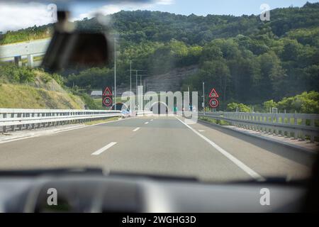 approche de l'entrée du tunnel sur l'autoroute Banque D'Images