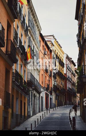 Rue avec élévation et décoration dans le centre de Madrid en Espagne le 21 septembre 2021 Banque D'Images