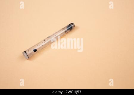 cartouche vide de stylo plume , sur fond beige, gros plan Banque D'Images