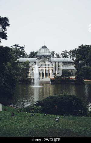 Palais de cristal situé dans le parc du Retiro dans le centre de Madrid en Espagne le 23 septembre 2021 Banque D'Images