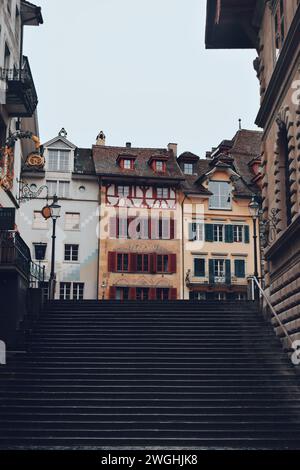 Vieilles maisons colorées au bas d'un escalier dans le centre de Lucerne en Suisse le 20 novembre 2019 Banque D'Images