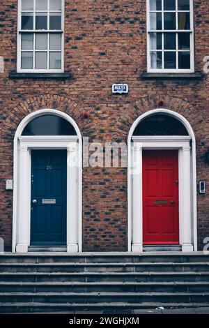 Différentes portes colorées à Dublin, Irlande, le 18 novembre 2019 Banque D'Images