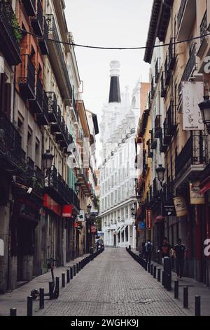 Rue semi-piétonne de Madrid en Espagne le 21 septembre 2021 Banque D'Images