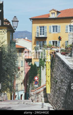 Petit coin avec maisons anciennes et colorées à Nice en France, le 17 avril 2019 Banque D'Images