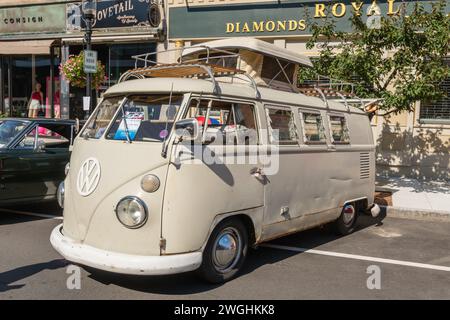 Andover, ma, États-Unis-26 juin 2022 : microbus VW classique ou van également connu sous le nom de kombi au salon de voitures anciennes. Banque D'Images