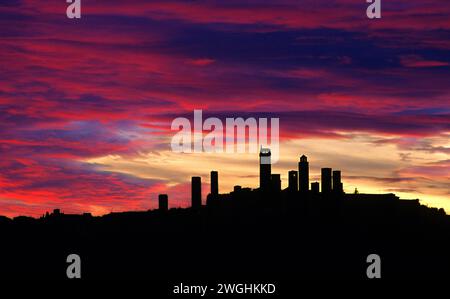 Tours de San Gimignano au coucher du soleil, Toscane, Italie Banque D'Images